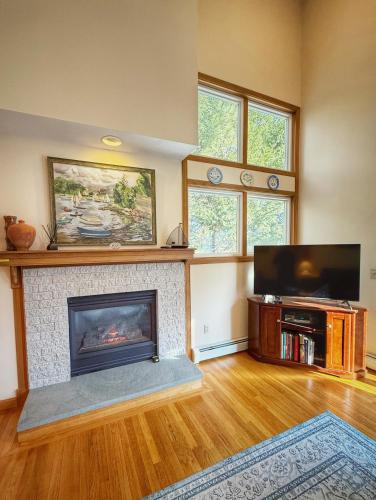 Overlook Poolside Getaway With Seasonal Pool Overlook Poolside Getaway With Seasonal Pool