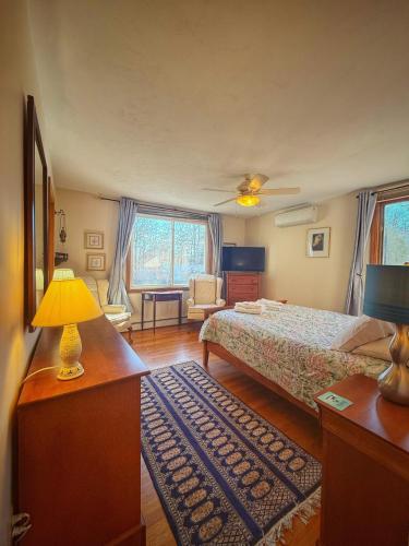 Overlook Poolside Getaway With Seasonal Pool Overlook Poolside Getaway With Seasonal Pool