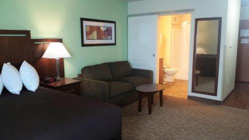 Ledgestone Hotel Elko Ledgestone Hotel Elko is conveniently located in the popular Elko area. The property features a wide range of facilities to make your stay a pleasant experience. Service-minded staff will welcome and 