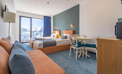 2 twin beds, 1 sofa bed