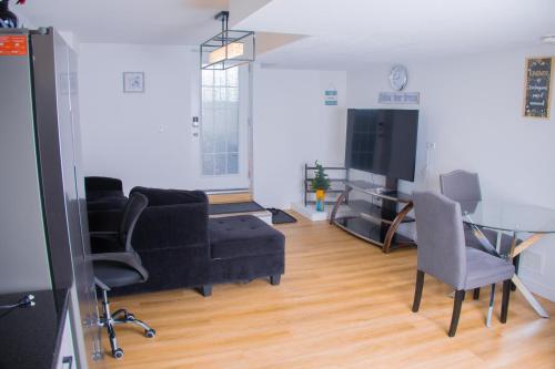 . Cozy Haven 2 bedroom Basement apartment with Treated water
