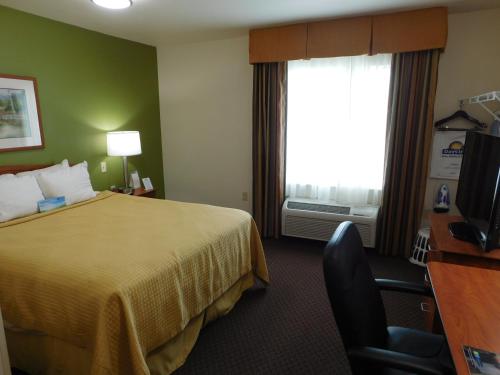 Days Inn & Suites by Wyndham Rochester South