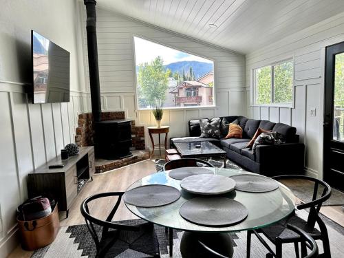 Contemporary 4BR with Ski Run Views