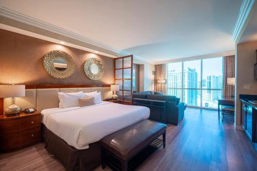 No Resort Fee Strip View Suite +Free Valet + Pool, Las Vegas