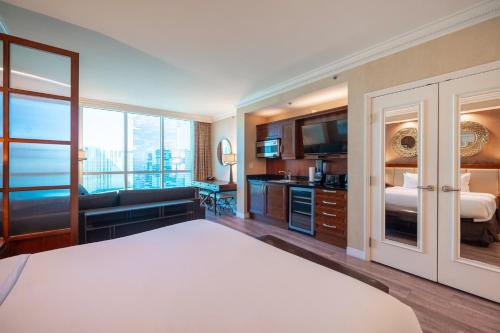 No Resort Fee Strip View Suite +Free Valet + Pool, Las Vegas (foto 7)