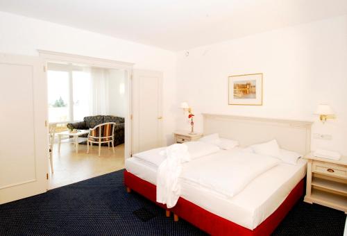 1 king bed, 1 sofa bed