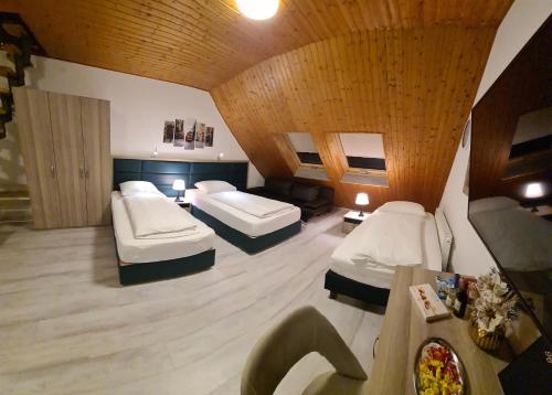 Ferienwohnung-32609 W4 12.1km von Bahnstraße entfernt