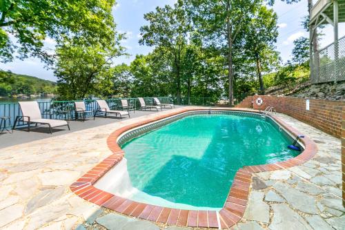 Screened-In Porch w/ Views: Hot Springs Getaway! in Rockport (AR)
