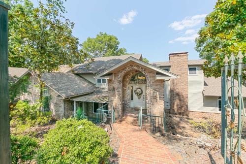 Screened-In Porch w/ Views: Hot Springs Getaway! in Rockport (AR)