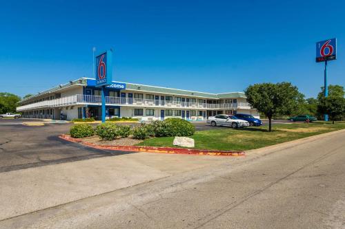 Motel 6-Bellmead TX - Waco - image 11