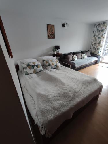 1 queen bed, 1 twin bed