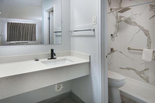 Motel 6-Red Oak TX - Dallas - image 10
