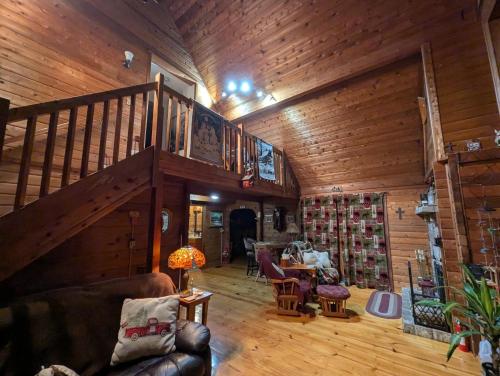 Rustic Retreat Escape in Candia, USA