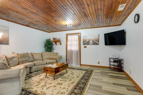 Deck and 2-Acre Yard Quiet Getaway in Crandall! in แชทเวิร์ธ จอร์เจีย