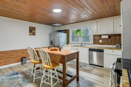 Deck and 2-Acre Yard Quiet Getaway in Crandall! in แชทเวิร์ธ จอร์เจีย