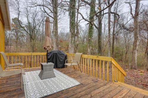 Deck and 2-Acre Yard Quiet Getaway in Crandall! in แชทเวิร์ธ จอร์เจีย