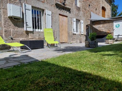 Gîte Esplantas-Vazeilles-Esplantas, 4 pièces, 8 personnes - FR-1-582-225 (Maison de charme restauree au bord d'un ruisseau avec terrasse, proche activites de plein air et con) in Laguiole