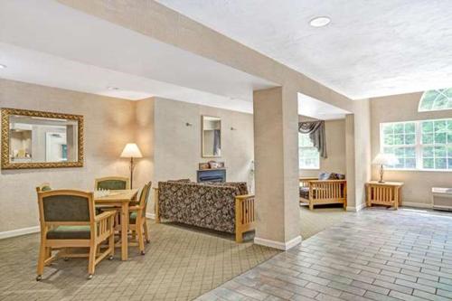 Sturbridge Plaza Hotel - image 2