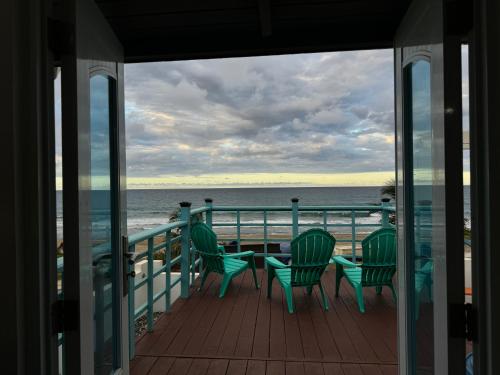 Balcony/terrace, VSS Beach House - A Beachfront Paradise in Arecibo in Arecibo