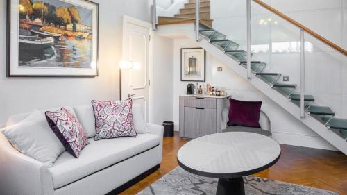 2 Storey Suite image 9