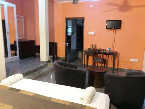 Deluxe Double Room with Balcony image 3