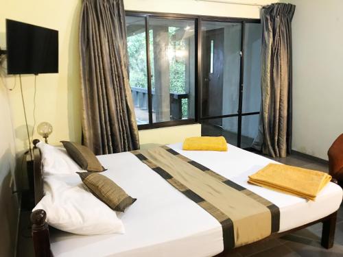 Deluxe Double Room with Balcony image 2