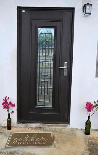 入口, Tulu Famaguon Newly Renovated 2 BR 1BA Entire Apartment Free Wifi, Continental Breakfast, Parking in 塔穆寧