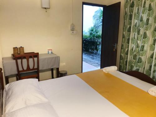 Double Room with Pool View image 2