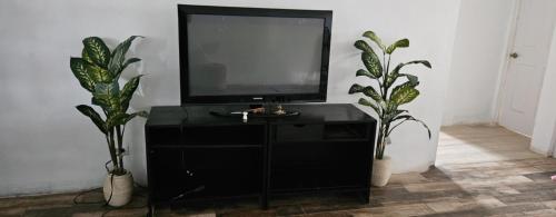 Tulu Famaguon Newly Renovated 2 BR 1BA Entire Apartment Free Wifi, Continental Breakfast, Parking in 塔穆寧