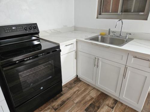 Tulu Famaguon Newly Renovated 2 BR 1BA Entire Apartment Free Wifi, Continental Breakfast, Parking in 塔穆寧