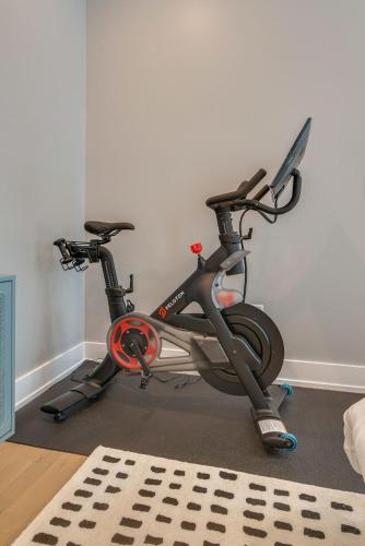 The Dublin - DT Rooftop Views, Peloton & Fire Pit in Nashville, USA