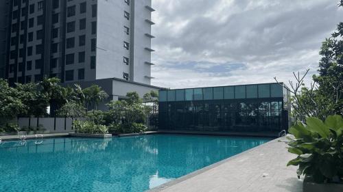 Matcha Haven 4BR @ Meta Residence | WiFi + Netflix - image 12
