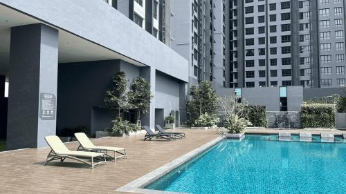 Matcha Haven 4BR @ Meta Residence | WiFi + Netflix - image 7