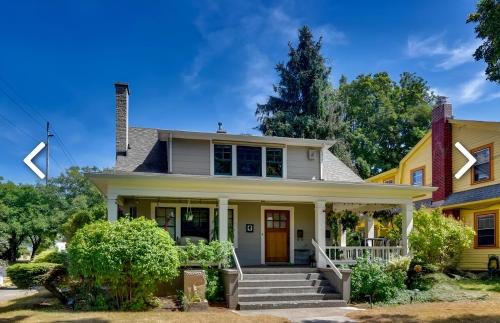 Cozy Portland Retreat in the Heart of Hollywood