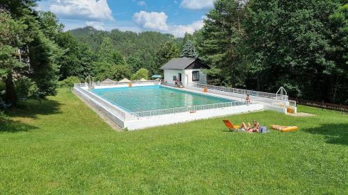 Cottage right next to the forest with a beautiful view of the valley in Jetrichovice U Decina