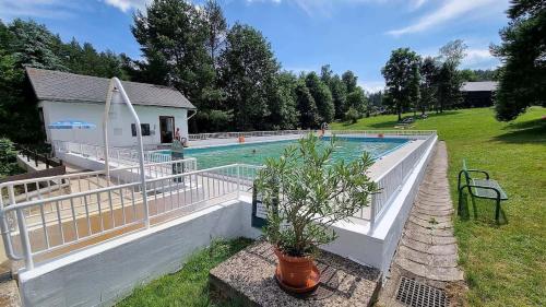 Cottage right next to the forest with a beautiful view of the valley in Jetrichovice U Decina