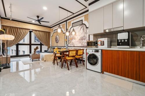 Modern Art 2BR @ Agile Bukit Bintang | WiFi+Netflx - image 9