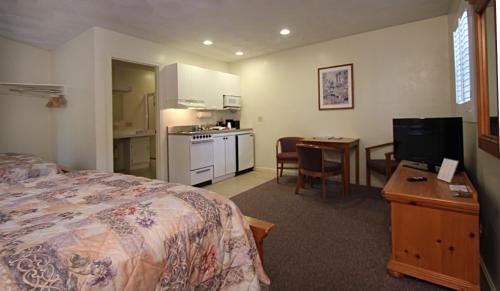 Hamilton Village Inn Hamilton Village Inn is perfectly located for both business and leisure guests in North Kingstown (RI). Featuring a complete list of amenities, guests will find their stay at the property a comfortabl