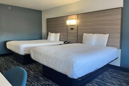 2 queen beds