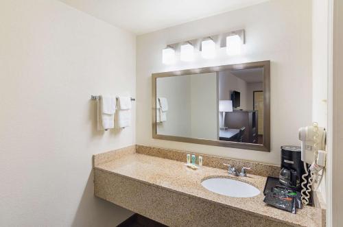 Quality Inn East Amarillo - image 2