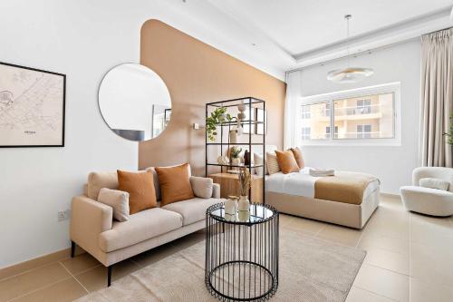 Silkhaus Vacation Homes New Studio in ASB Tower Walking distance to mall, Dubaj