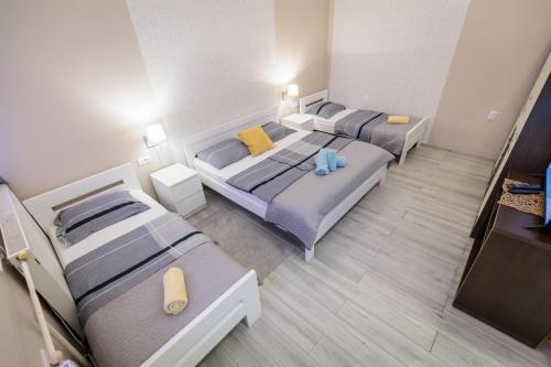 1 king bed, 2 twin beds