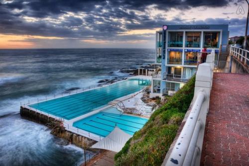 a beach with a view of the ocean, COZY STUDIO With BALCONY AIRCON in the HEART OF BONDI in Sydney