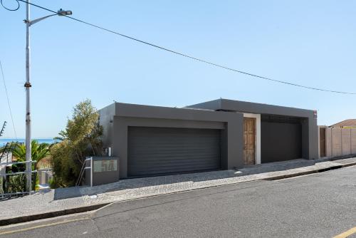 Designer 2-Bed Villa - Ocean Views & Pool - image 4