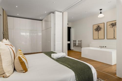 Designer 2-Bed Villa - Ocean Views & Pool - image 8