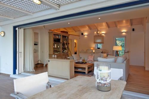 WATERFRONT LUXURY Villa