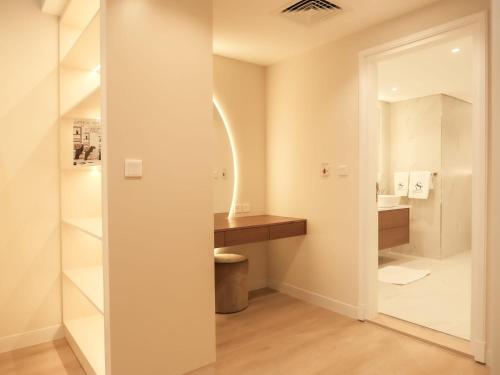 Stunning Renovated 1BR Apartment at 5 Star Resort, Дубай (фото 8)