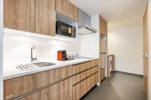 642496073 Holiday Inn & Suites Shin Osaka by IHG