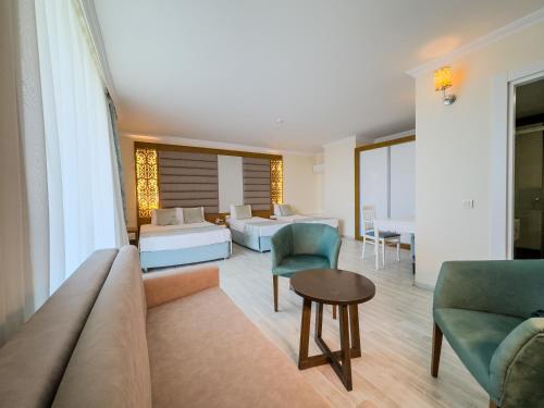 Room, family, 3 beds