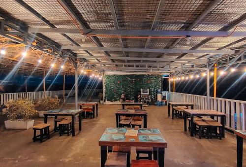 Restaurant, Jeanine's Travellers Inn by RedDoorz in Morong